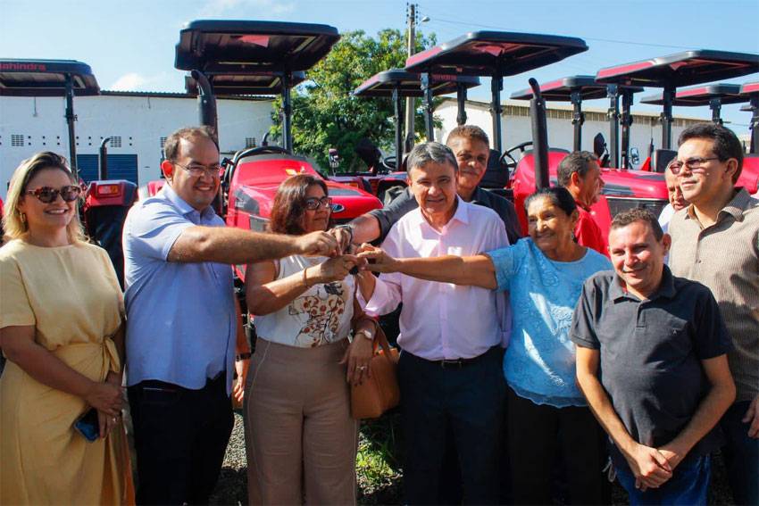 Ministro Wellington Dias entrega tratores e kits de irrigação no Piauí